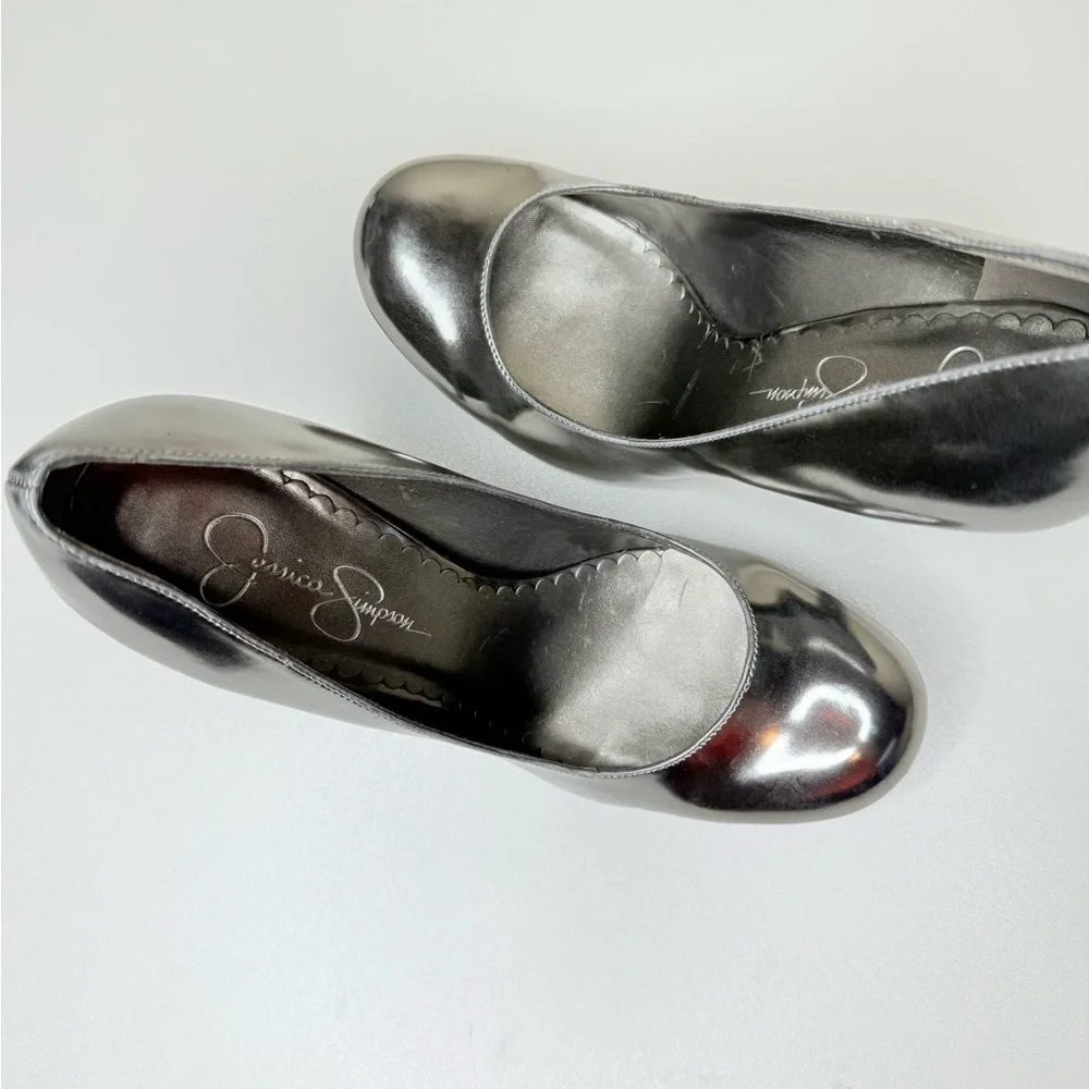 Jessica Simpson Shiny Silver closed toed round pump heels
